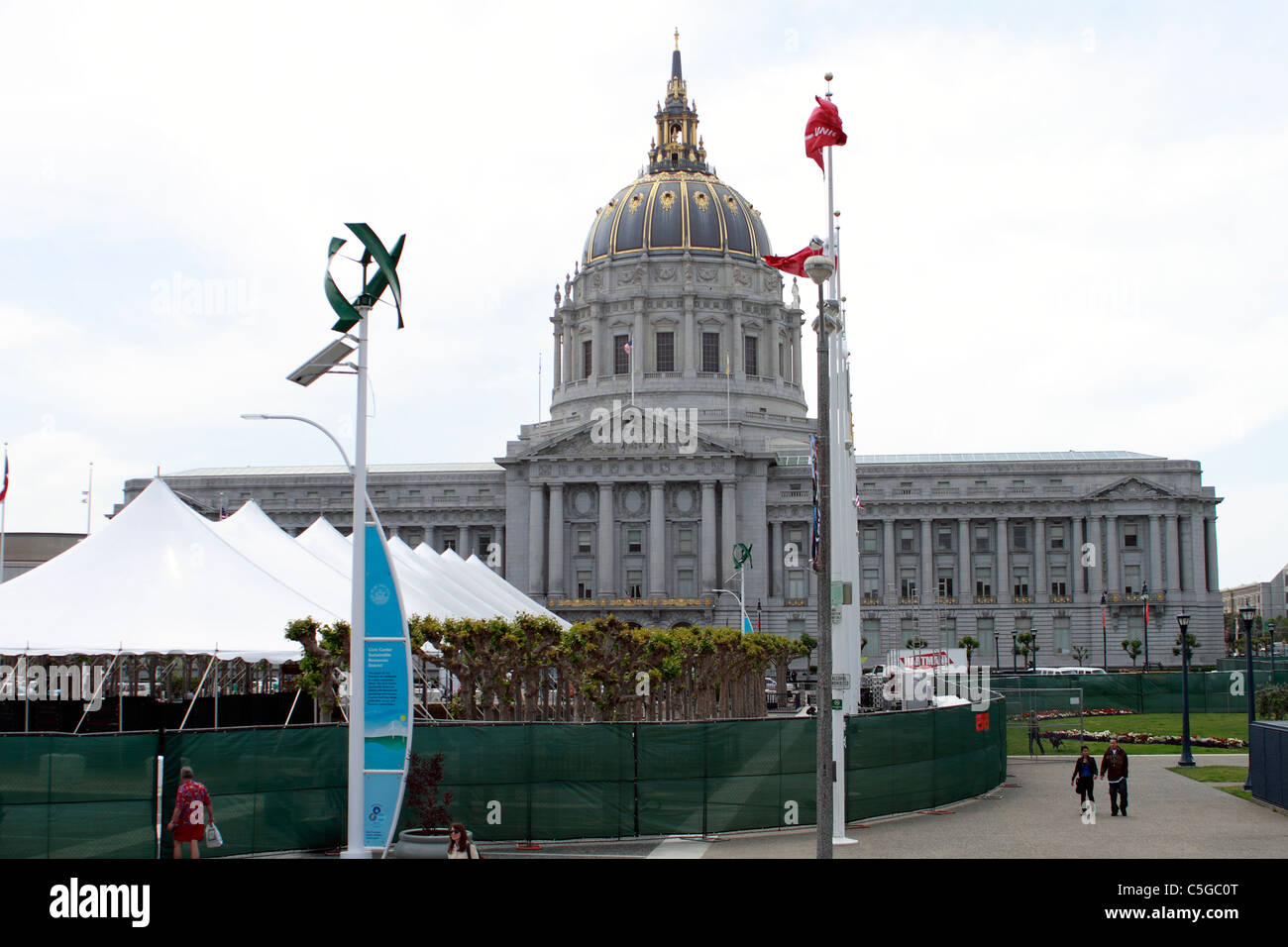 San Francisco City Hall. La prima (5a) l hall è stata distrutta in il terremoto del 1906. Questa sala è stato avviato il 15 aprile 1913 dal sindaco 'Sunny Jim' Rolph . Ci sono voluti tre anni e di $3,5 milioni di euro per costruire. Nel 1989, un altro terremoto ha colpito e questa volta, il Municipio è rimasto in piedi, ma determinato sismicamente insicure. La sala ha subito un $293 milioni di aggiornamento e retrofit sismico nel 1998. La ricostruita municipio fu ufficialmente riaperto il 5 gennaio 1999 Foto Stock