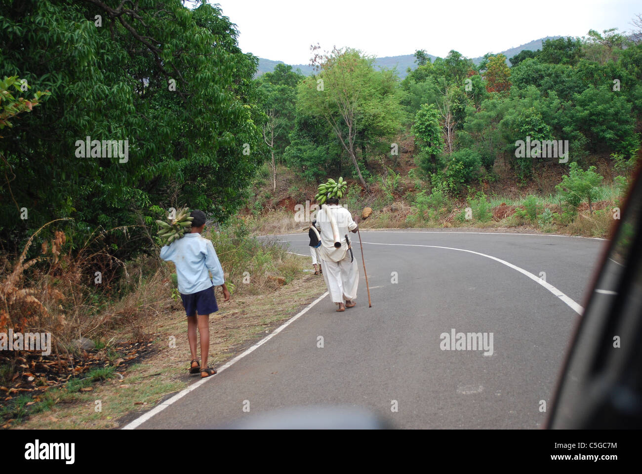 Due persone su strada a piedi Foto Stock