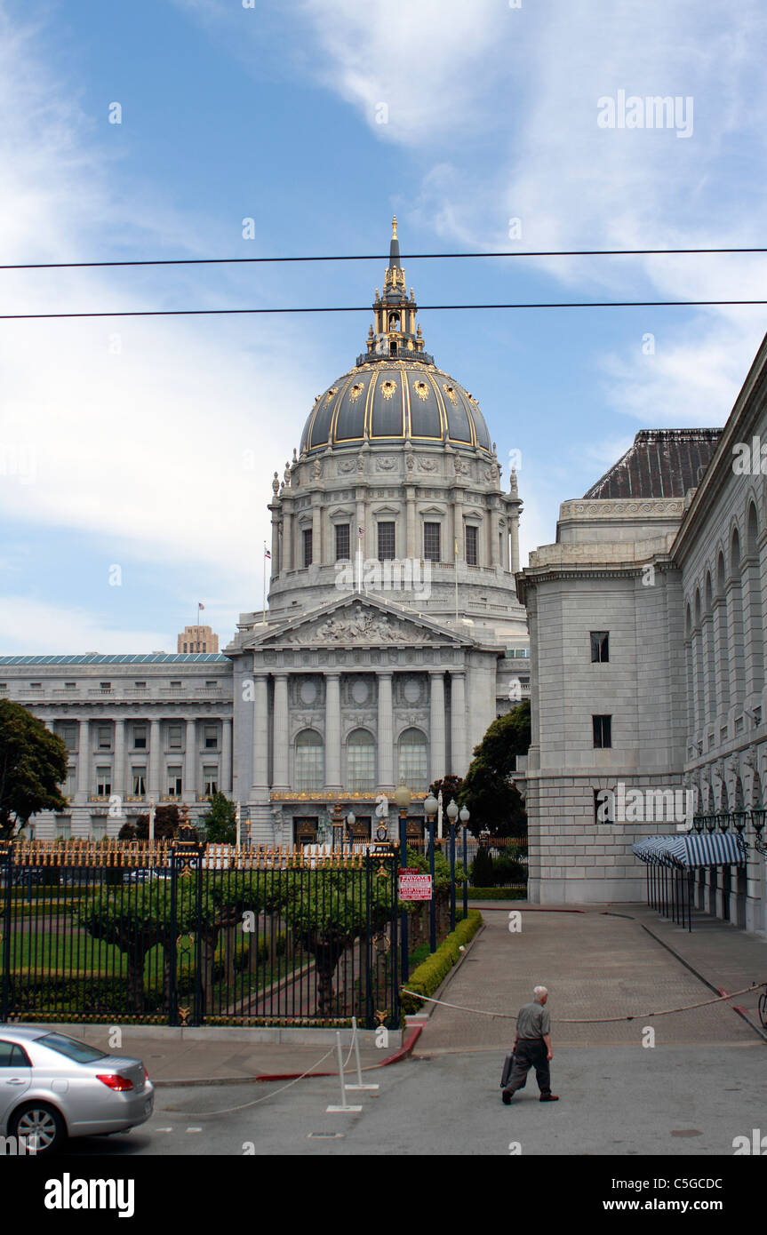 San Francisco City Hall. La prima (5a) l hall è stata distrutta in il terremoto del 1906. Questa sala è stato avviato il 15 aprile 1913 dal sindaco 'Sunny Jim' Rolph . Ci sono voluti tre anni e di $3,5 milioni di euro per costruire. Nel 1989, un altro terremoto ha colpito e questa volta, il Municipio è rimasto in piedi, ma determinato sismicamente insicure. La sala ha subito un $293 milioni di aggiornamento e retrofit sismico nel 1998. La ricostruita municipio fu ufficialmente riaperto il 5 gennaio 1999 Foto Stock