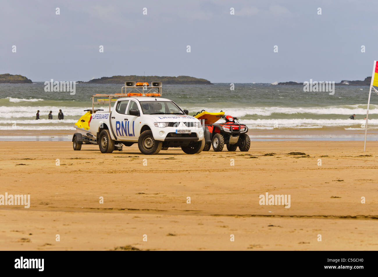 Bagnino RNLI veicolo, moto quad e jetski ad Oriente Strand, Portrush Foto Stock