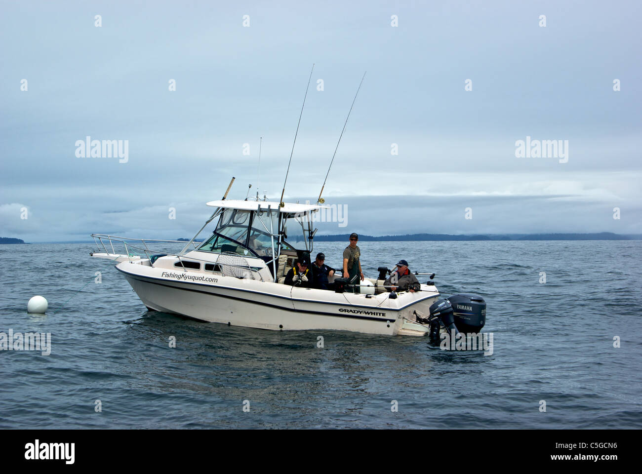 Il pescatore riproduzione di ippoglosso nero sport fisher pesca dalla barca ancorata offshore suono Kyuquot BC Foto Stock