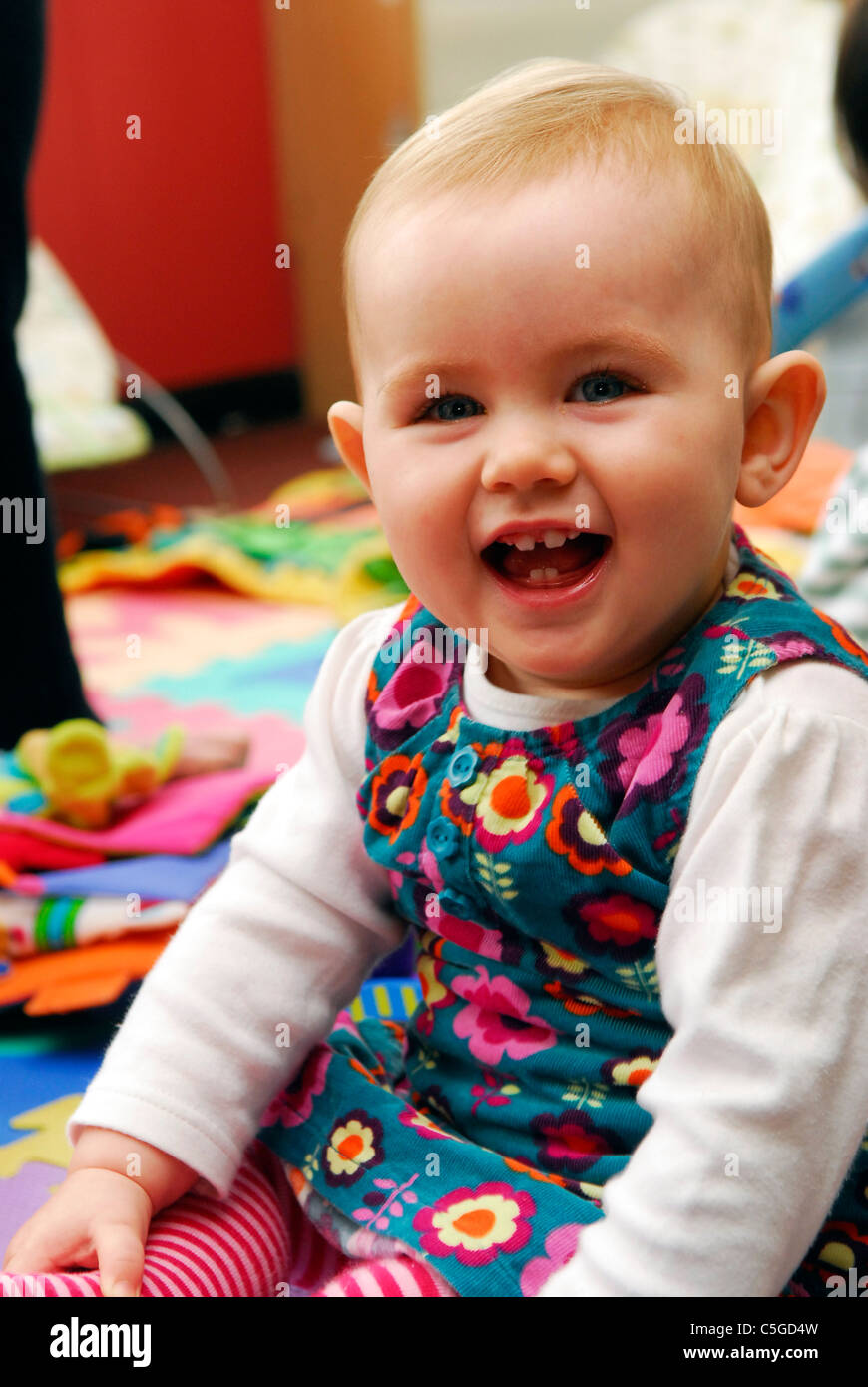 Sorridente, happy baby in asilo nido, Surrey, Regno Unito. Foto Stock