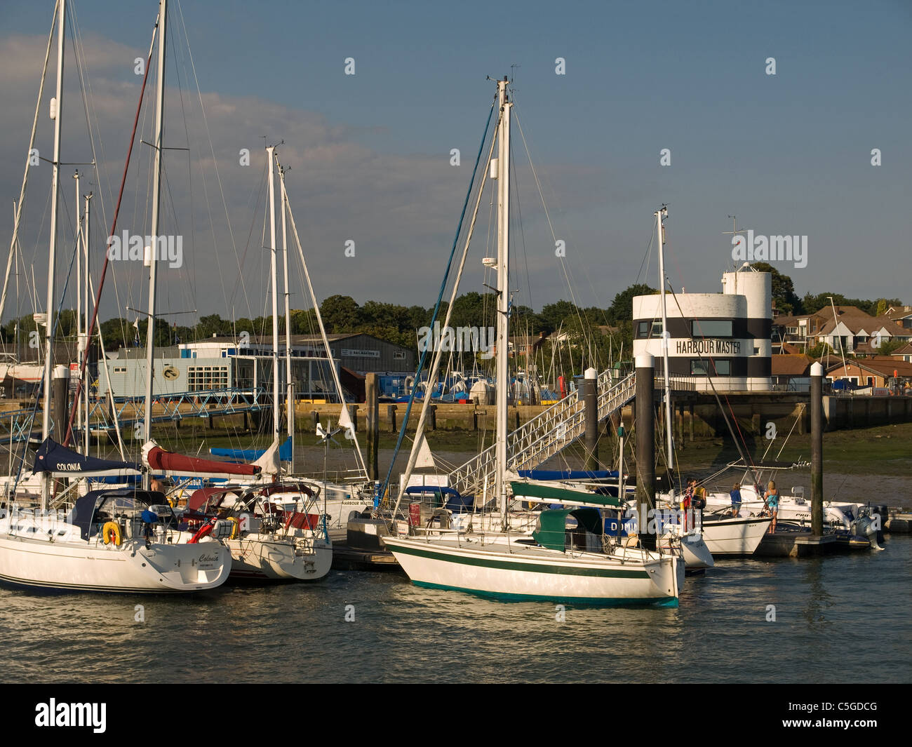 Yachts e la Capitaneria di Porto edificio sul fiume Hamble Hampshire England Regno Unito Foto Stock