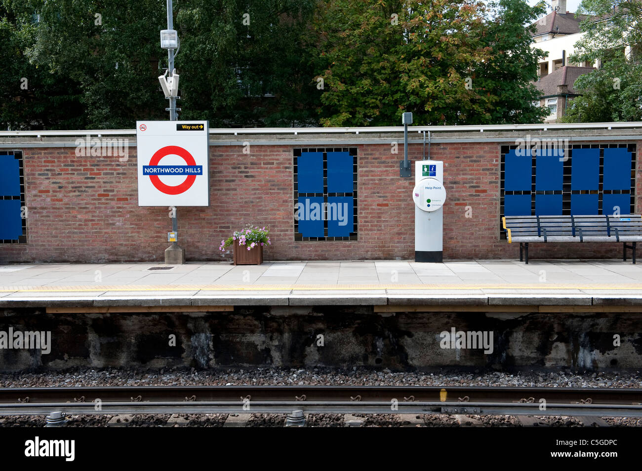 Stazione di vuoto la piattaforma a Northwood Hills stazione della metropolitana di Londra, Inghilterra. Foto Stock