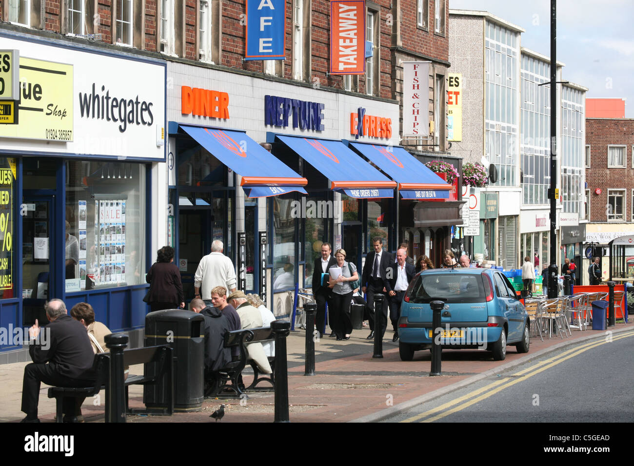 Gli amanti dello shopping a Wakefield West Yorkshire in zona pedonale Foto Stock