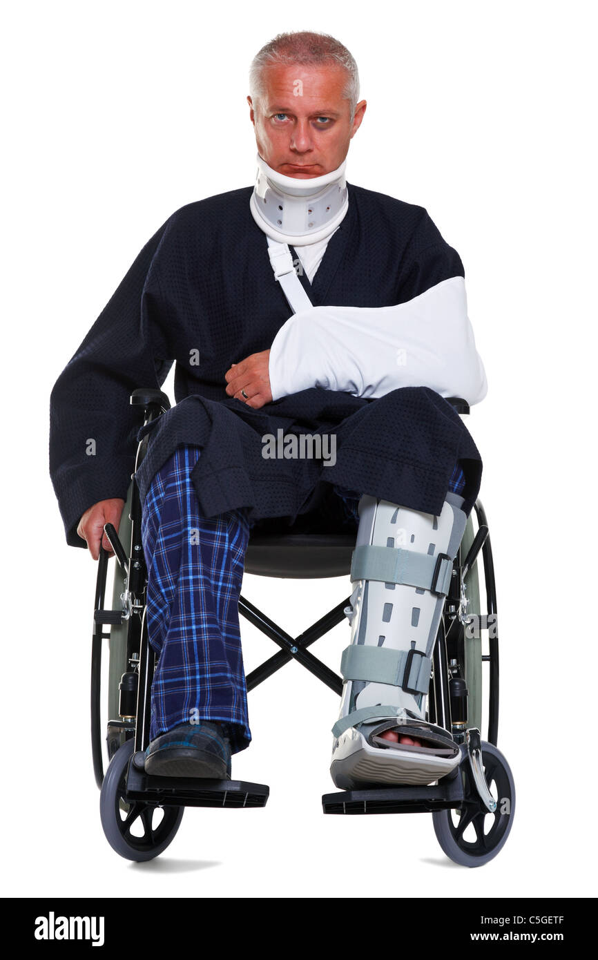 Foto di un maschio maturo con varie lesioni in una sedia a rotelle, sta indossando un tutore collo, imbracatura del braccio e della gamba cast Foto Stock