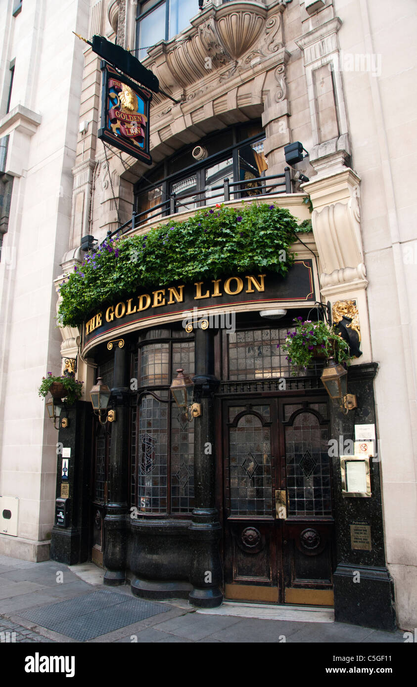 Il Golden Lion pub, City of Westminster, Londra, Regno Unito Foto Stock