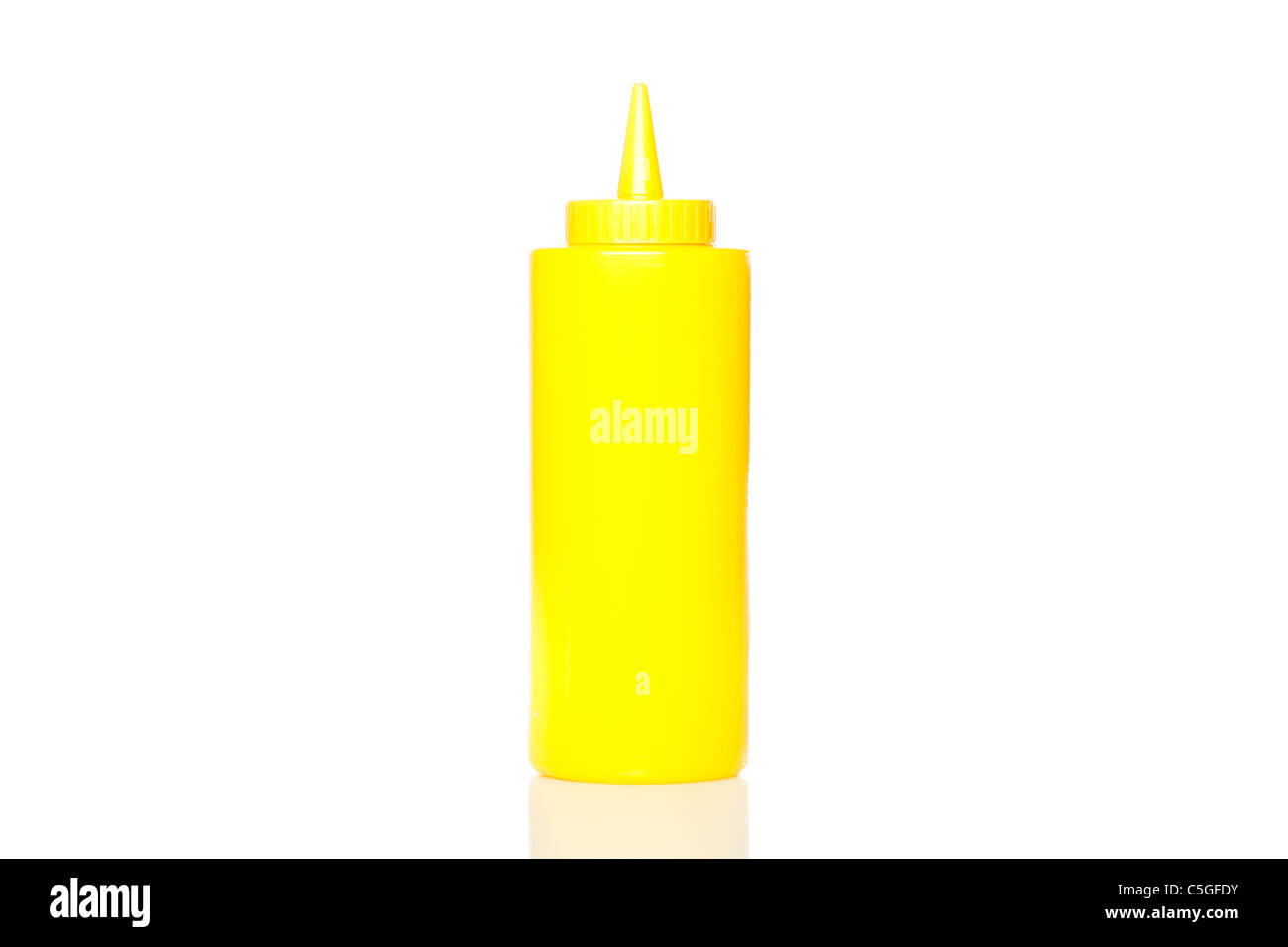 Un giallo senape bottiglia contro uno sfondo bianco Foto Stock