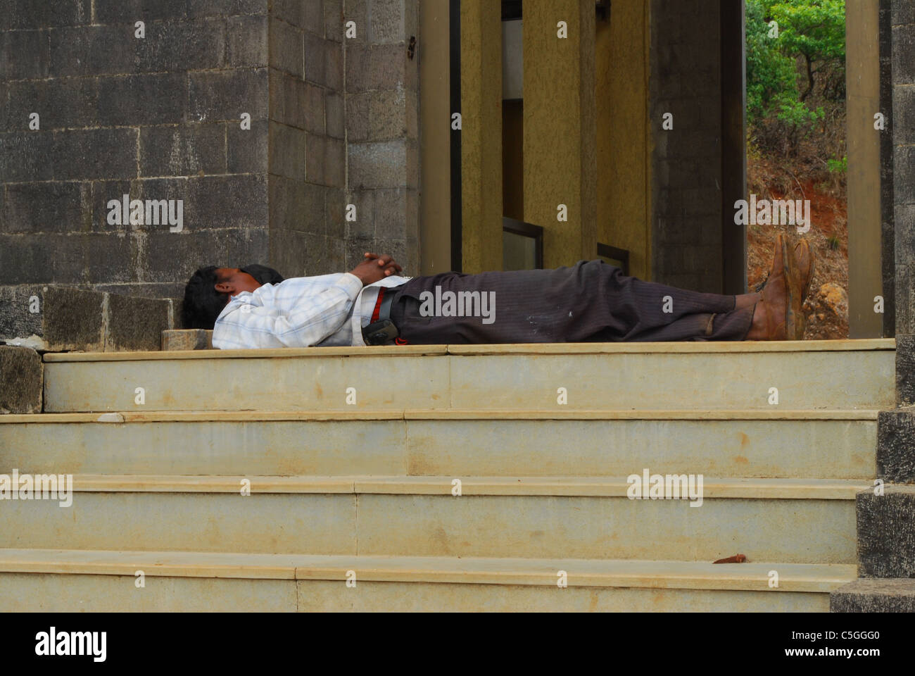 un uomo che riposa Foto Stock