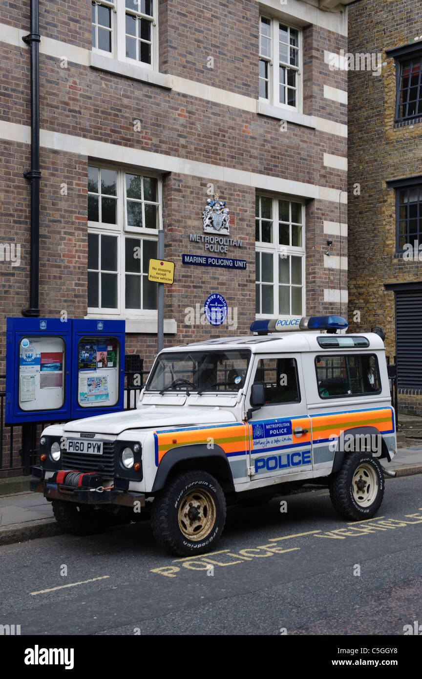 Il Marine unità di polizia presso il fiume Tamigi, Wapping, London, England, Regno Unito Foto Stock