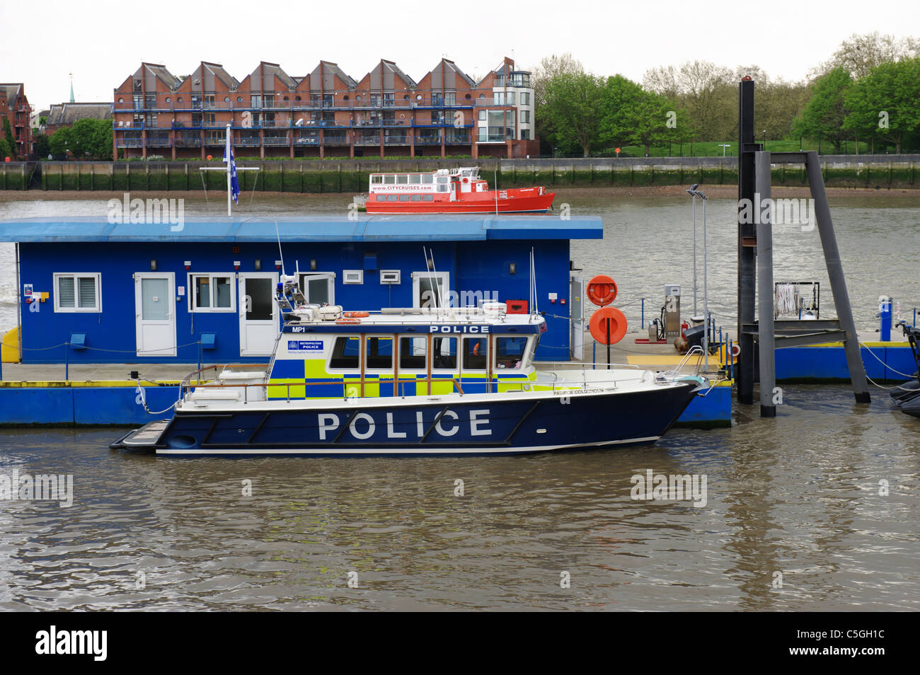 Il Marine unità di polizia presso il fiume Tamigi, Wapping, London, England, Regno Unito Foto Stock
