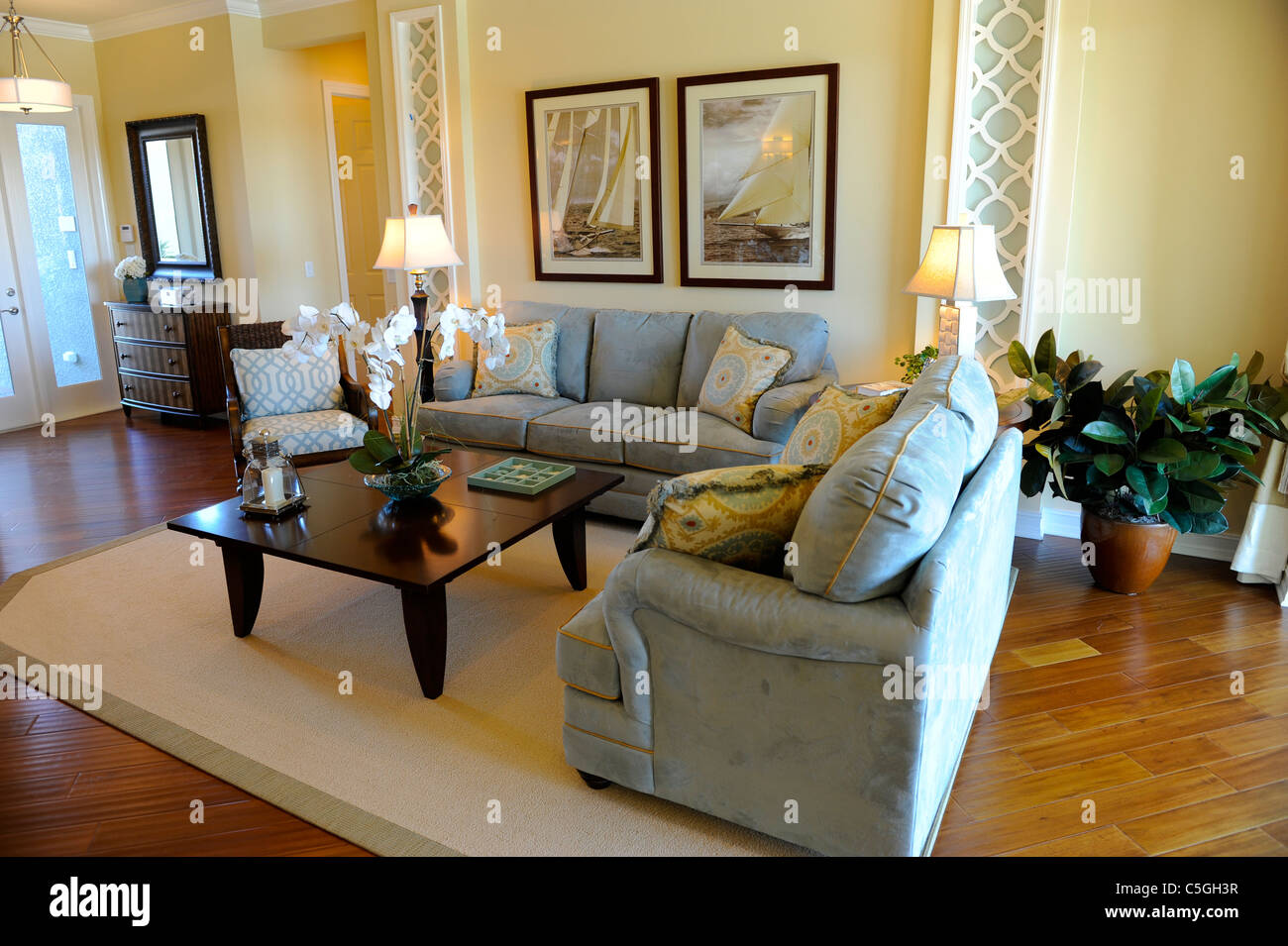 Interno spazioso soggiorno moderno di un elegante casa nuova costruzione Tampa Florida Foto Stock