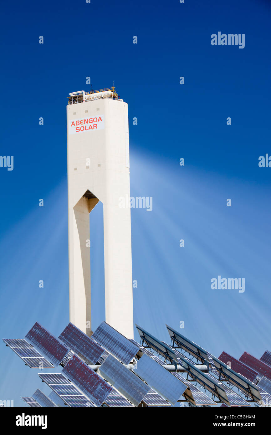 PS20 solare termico tower, il solo tale lavorazione torre solare attualmente in tutto il mondo. La sua è una parte della Solucar complesso solare Foto Stock
