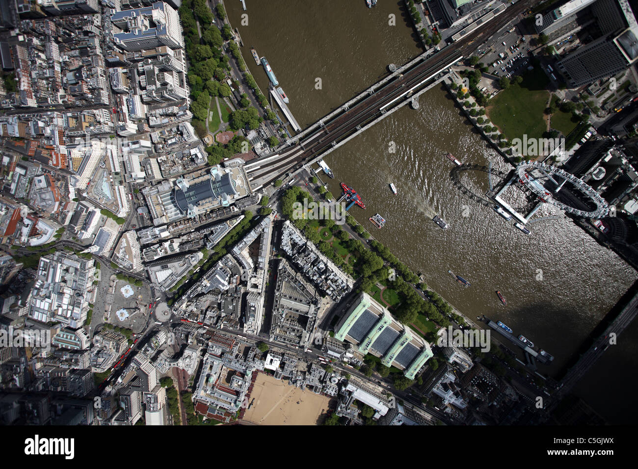 Vista aerea del London Eye, il fiume Tamigi e Hungerford ponte ferroviario Foto Stock