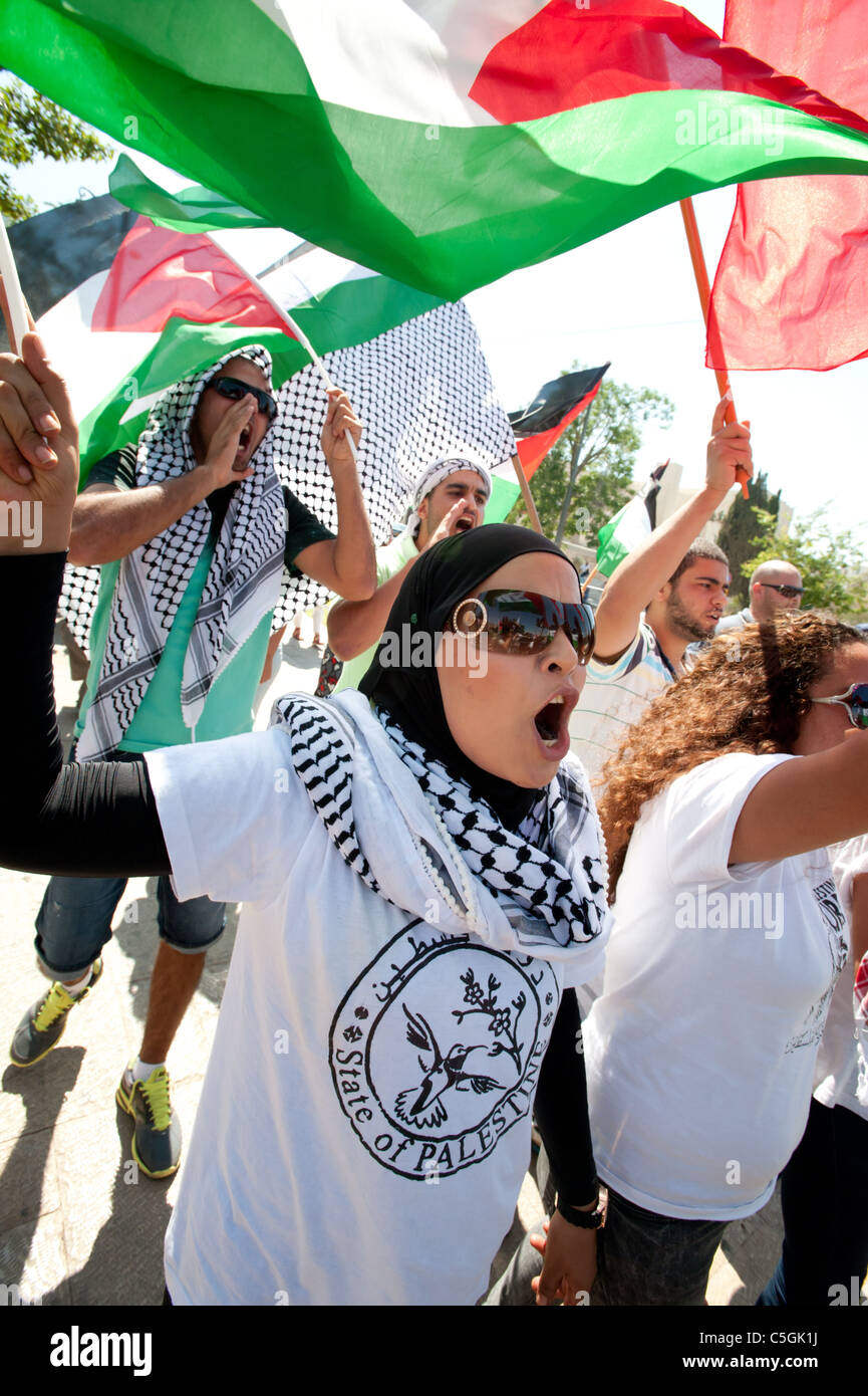 Migliaia di israeliani, palestinesi e attivisti internazionali marzo a Gerusalemme Est a sostegno dei diritti palestinesi. Foto Stock