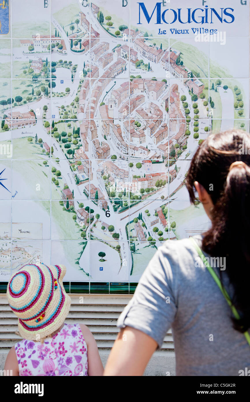 Mougins mappa del villaggio in piastrelle di ceramica, Provenza, Francia Foto Stock