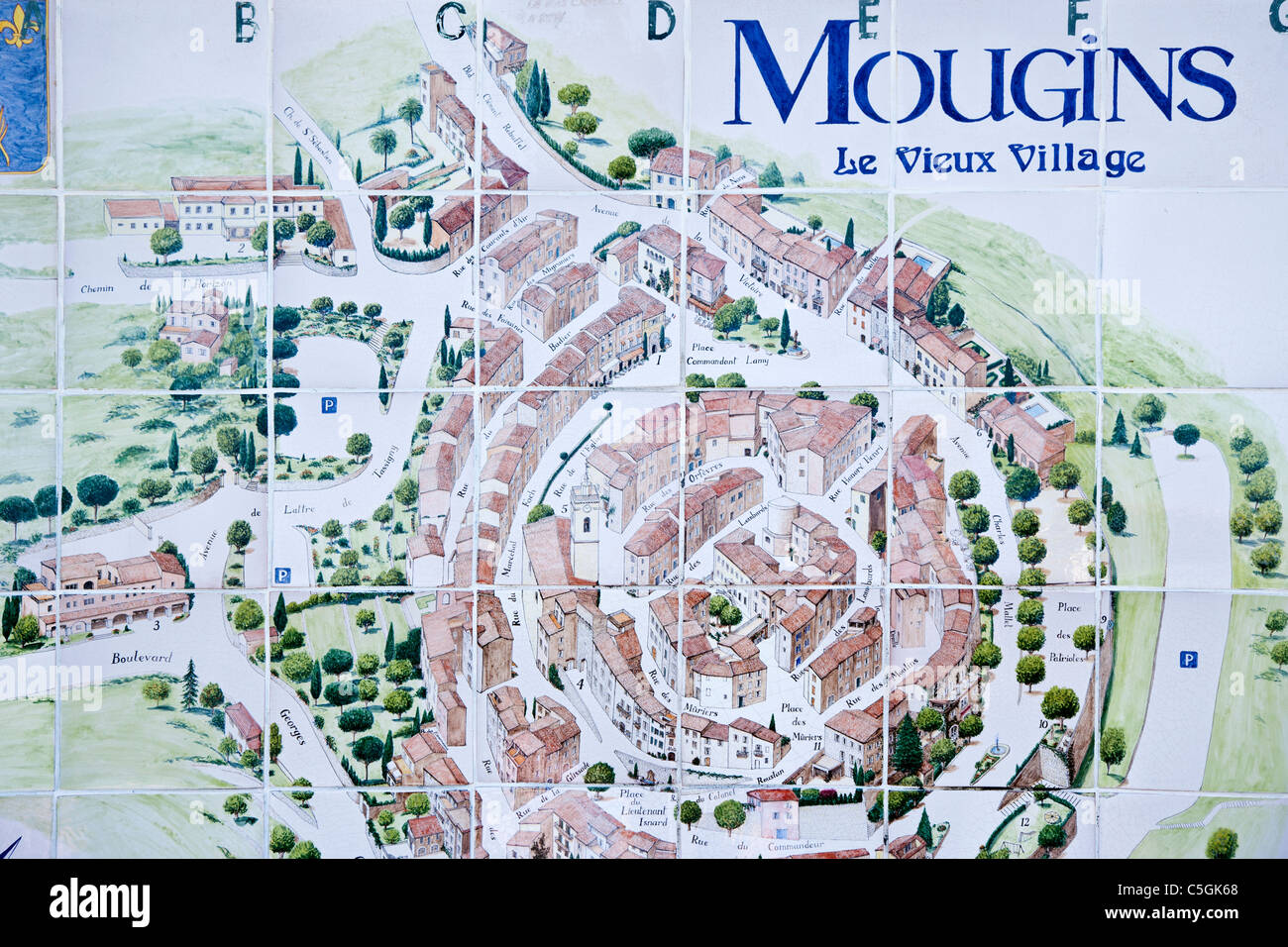 Mougins mappa del villaggio in piastrelle di ceramica, Provenza, Francia Foto Stock