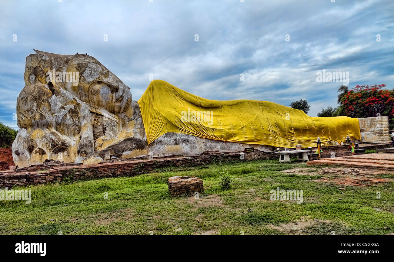 Buddha reclinato Wat Lokayasutharam, Ayutthaya , della Thailandia Foto Stock