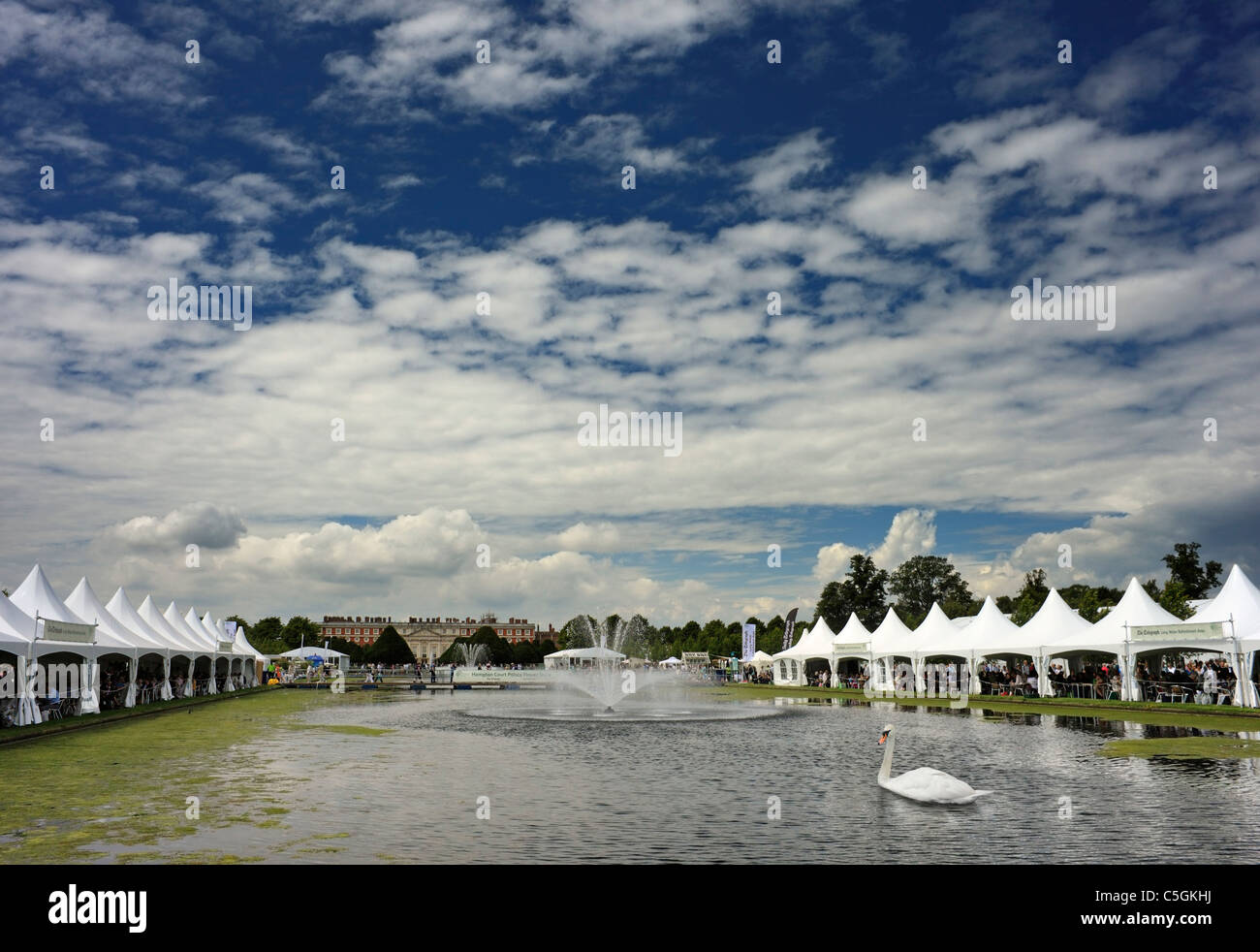 Il lungo lago d acqua all'Hampton Court Palace flower show. Foto Stock