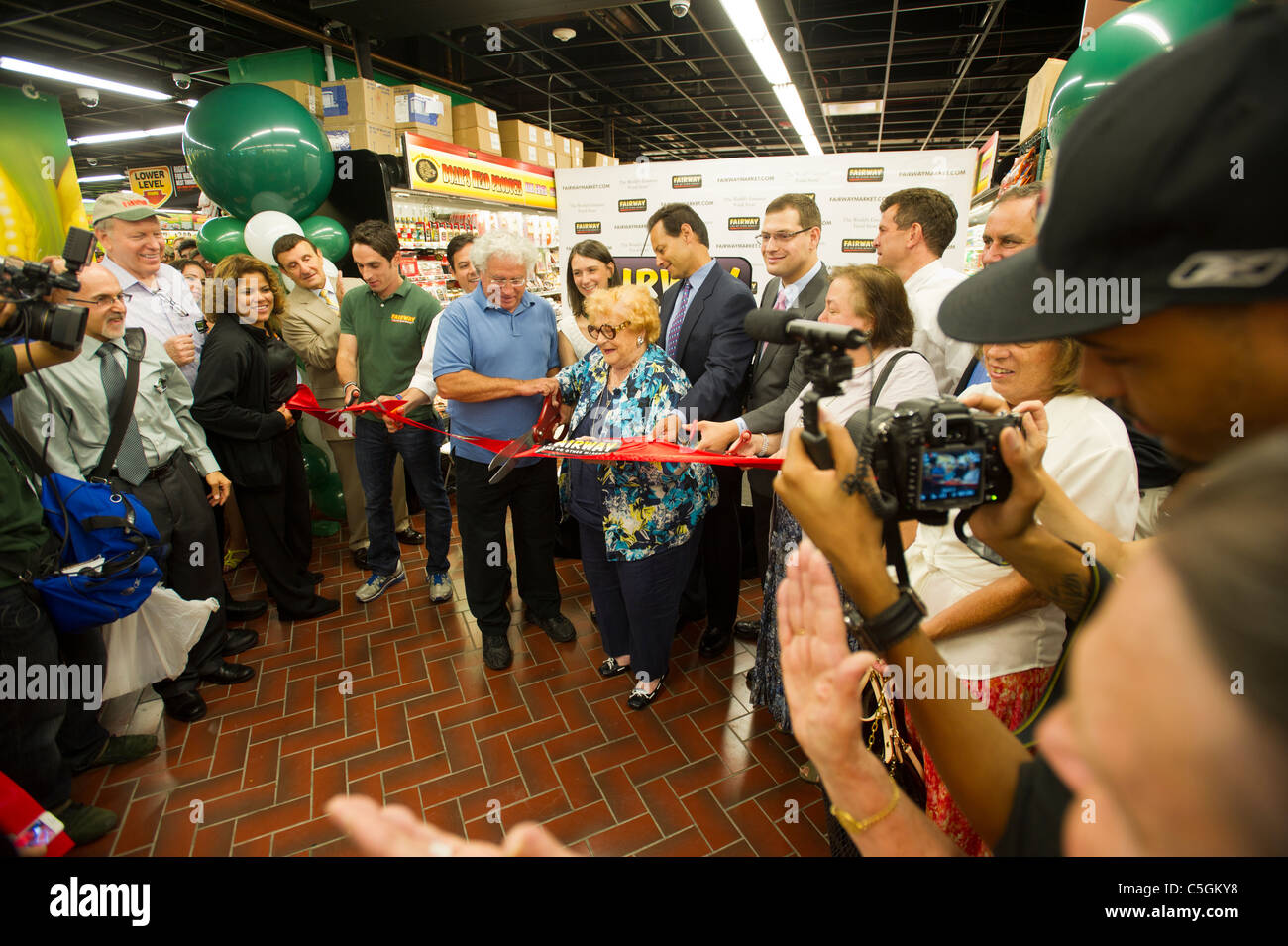 I proprietari, dignitari politici e agli acquirenti di tagliare il nastro di inaugurazione del fairway supermercato in New York Foto Stock