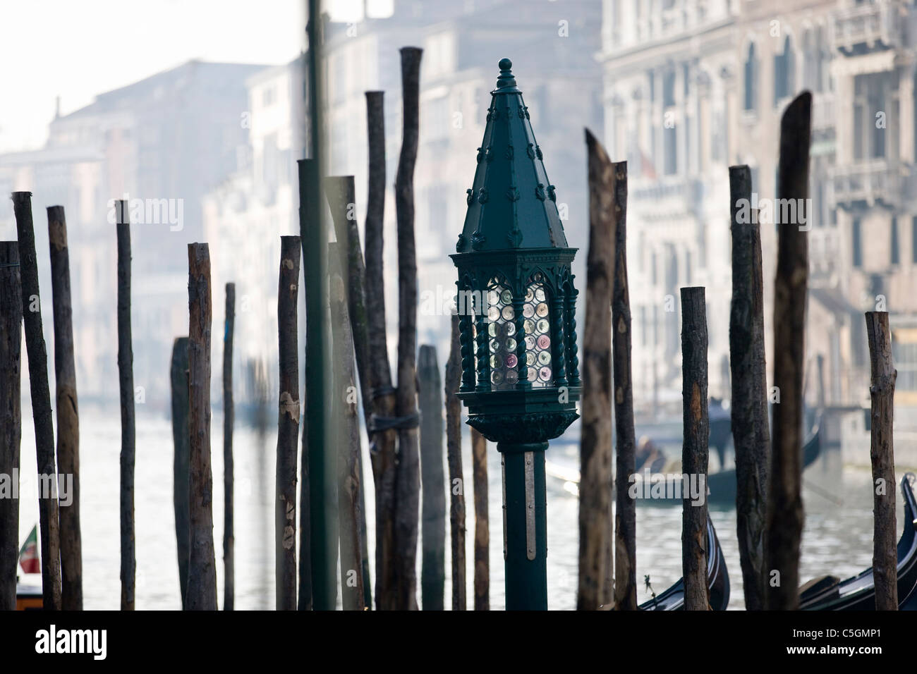 Gondola posti di ormeggio e una lampada decorativa, Venezia, Italia Foto Stock