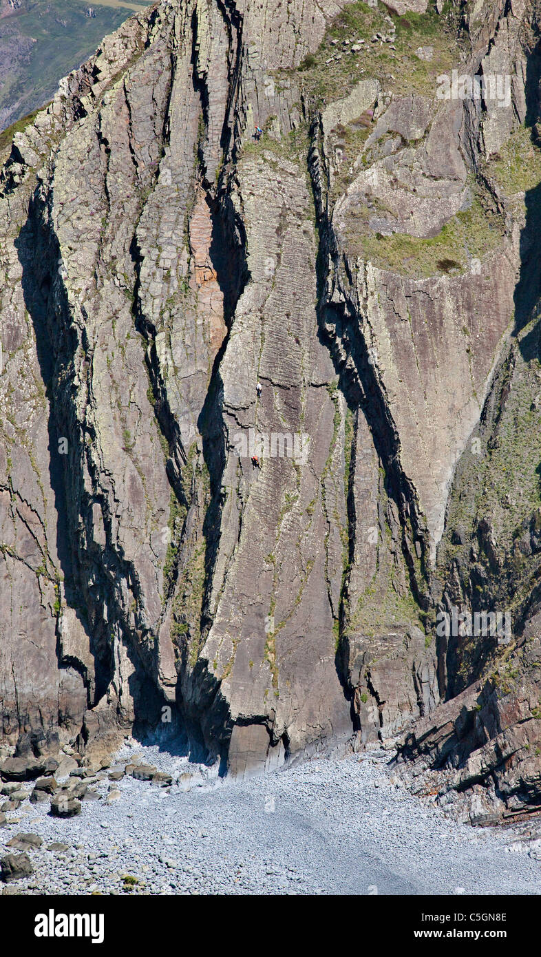Tre gli alpinisti sopraffatte dalla possente wrecker di lastra sulla scogliera Cornakey vicino a Morwenstow sulla North Devon Coast Foto Stock