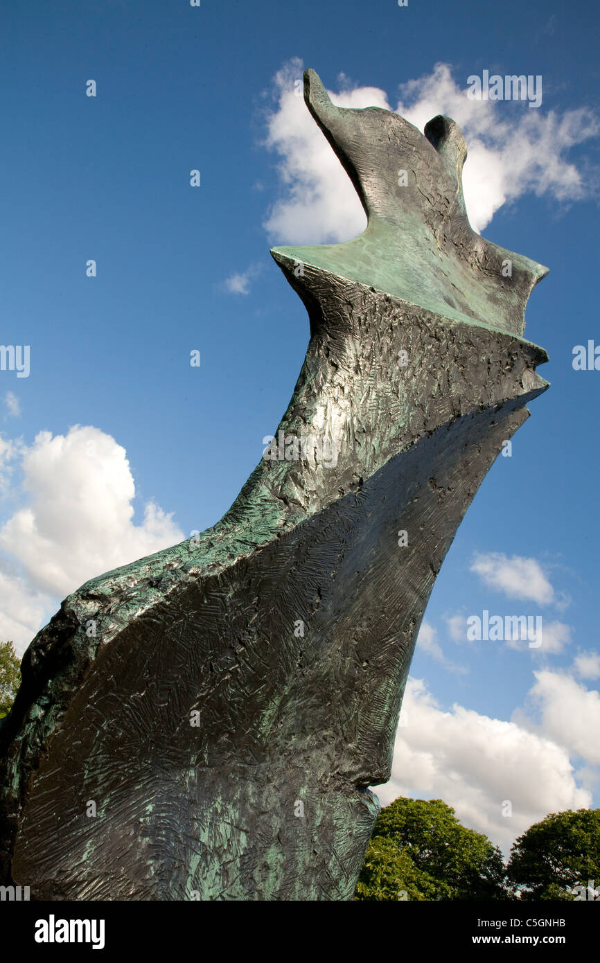 La scultura ' figura permanente del bordo della lama ' da H Moore nel parco di Greenwich Foto Stock