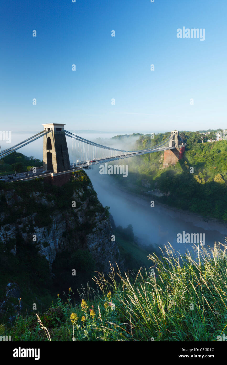 Nebbia di mattina in the Avon Gorge presso il ponte sospeso di Clifton. Bristol. In Inghilterra. Regno Unito. Foto Stock
