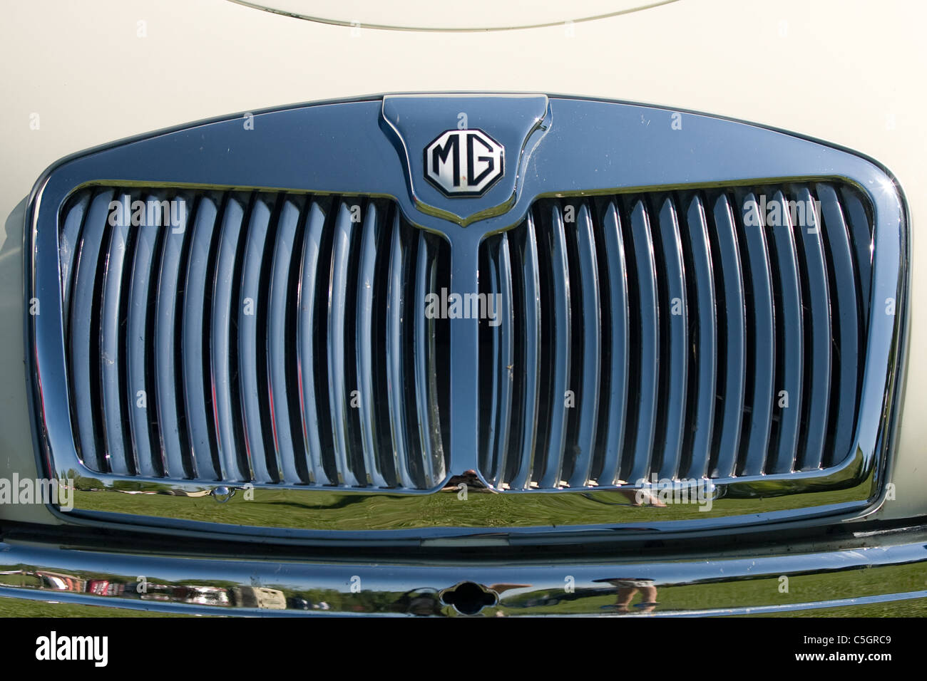 La griglia anteriore ed emblema di una classica MG British Motor Car. Foto Stock