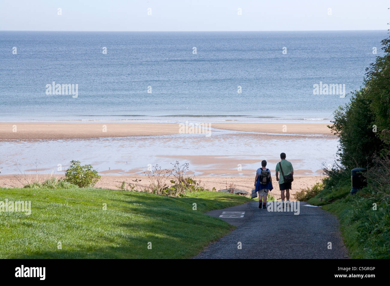 Giovane camminando giù per Coldingham Bay Foto Stock
