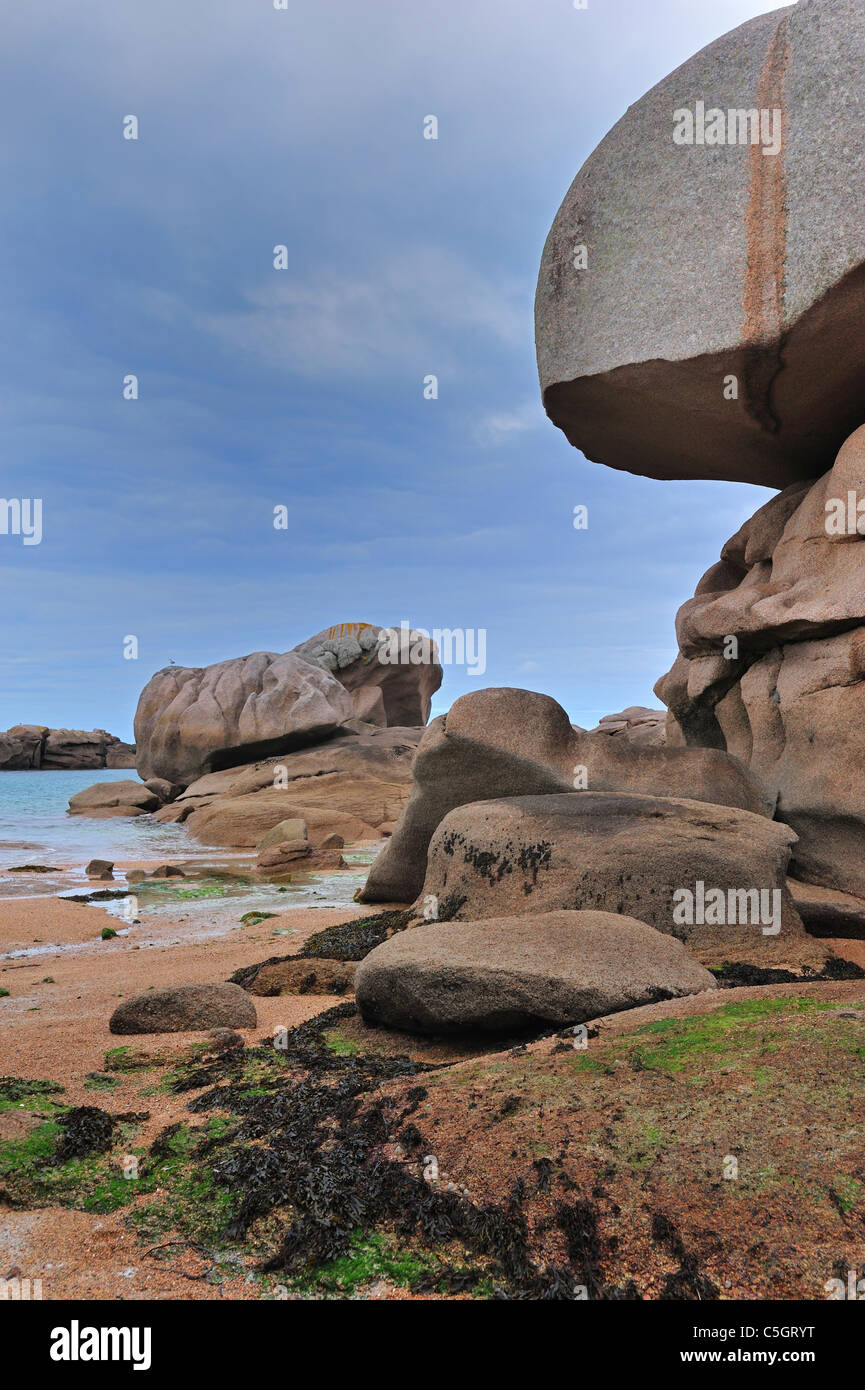 Le formazioni rocciose lungo la Côte de Granit Rose / Costa di Granito Rosa a Trégastel, Côtes-d'Armor Bretagna, Francia Foto Stock