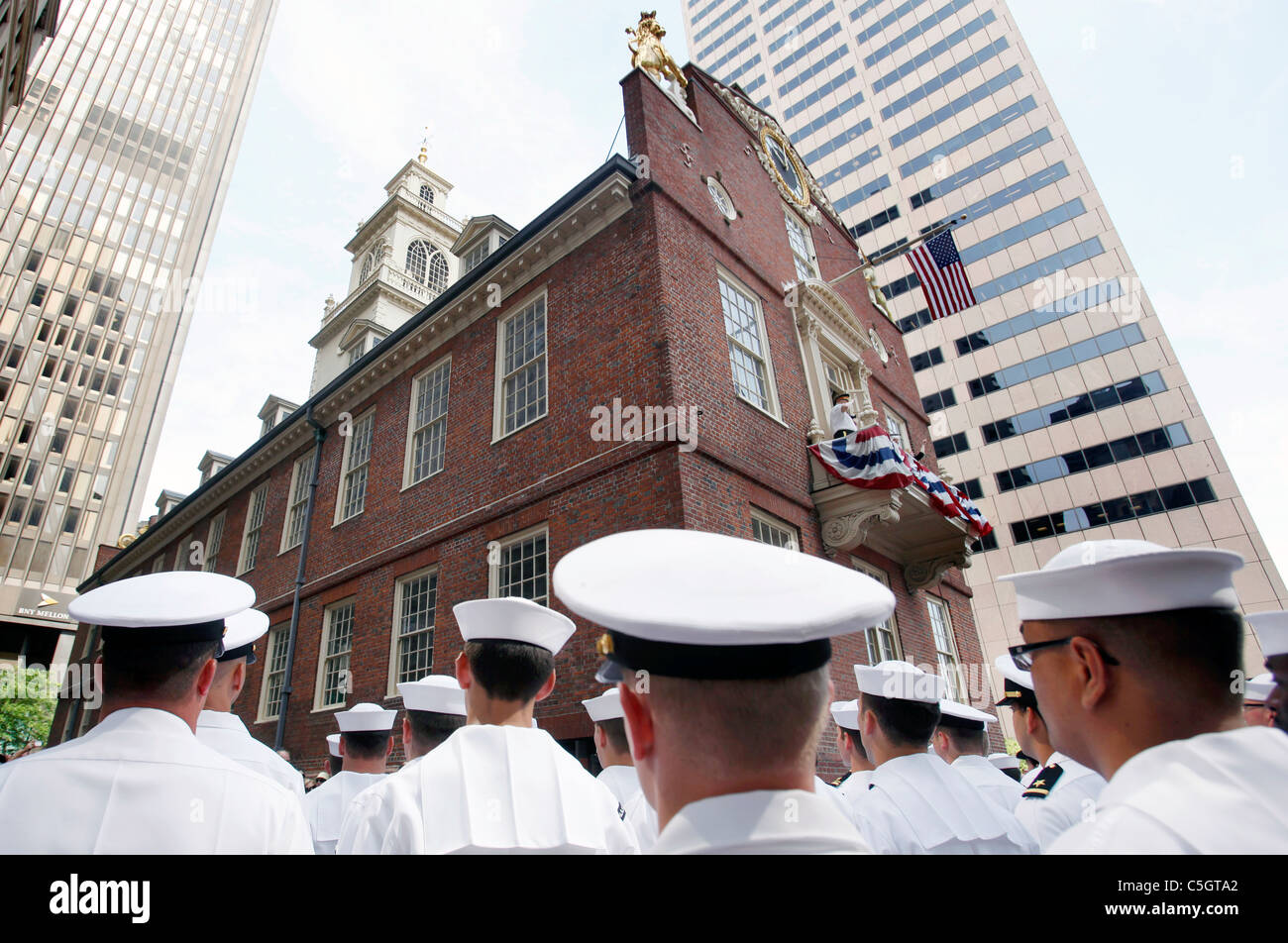 I marinai in formazione presso la Old State House il 4 luglio a Boston, Massachusetts Foto Stock