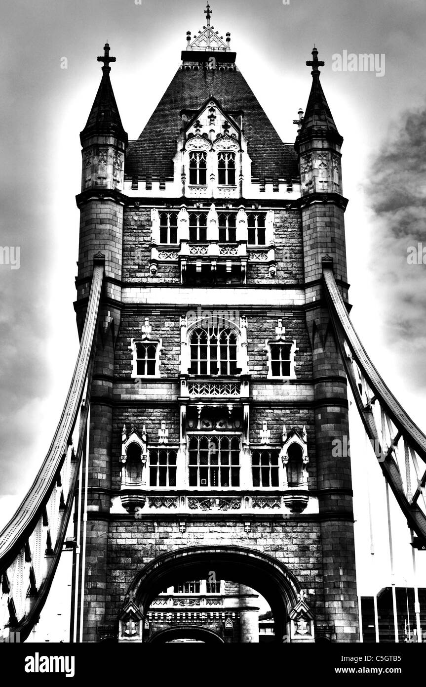 Questo è uno sguardo interno al Tower Bridge, uno torrette. Questo famoso ponte si trova a Londra Foto Stock