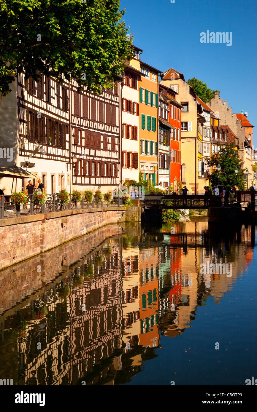 Gli edifici si riflette nel fiume Lii, Strasburgo Alsazia Bas-Rhin Francia Foto Stock