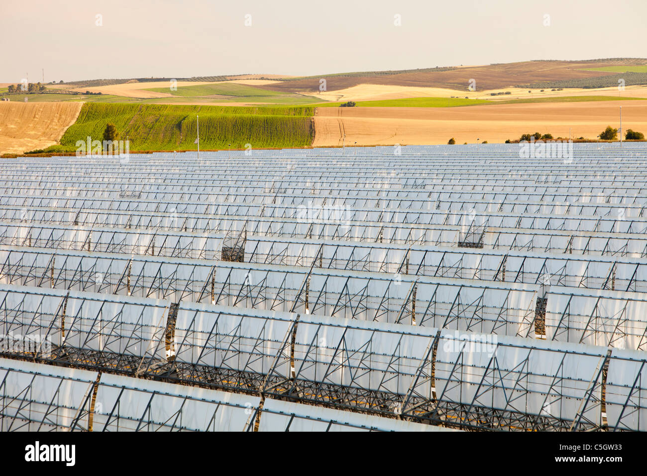 Parte dell'Solucar complesso solare di proprietà di Abengoa energia, a Sanlucar La Mayor, Andalusia. Foto Stock