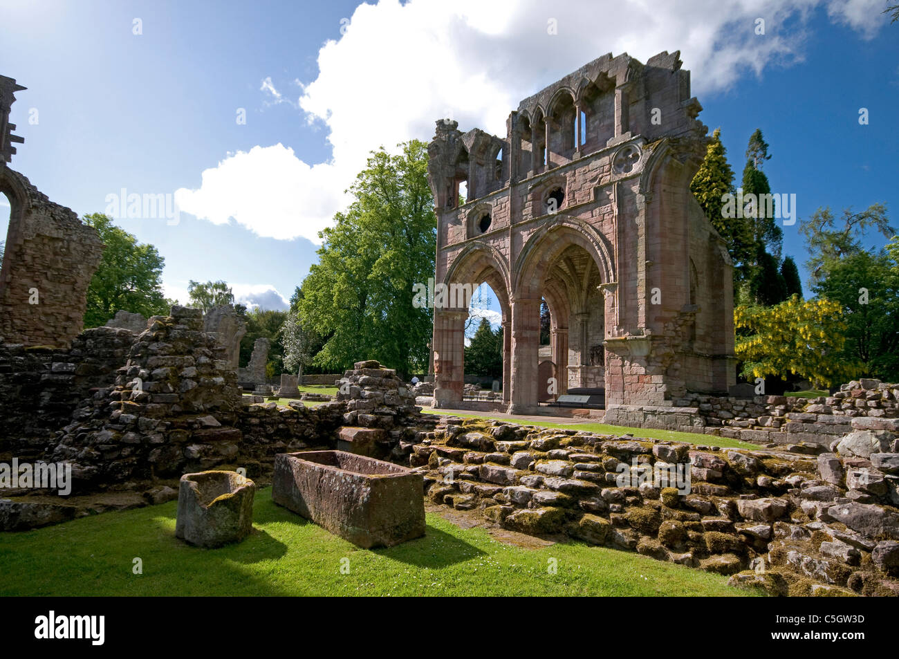 Dryburgh Abbey con sezione e vasche di pietra Foto Stock