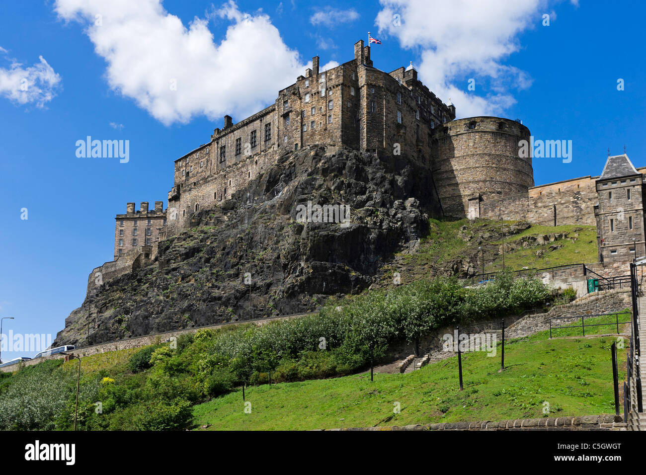 Il Castello di Edimburgo visto dal Grassmarket, Città Vecchia, Edimburgo, Scozia, Regno Unito Foto Stock
