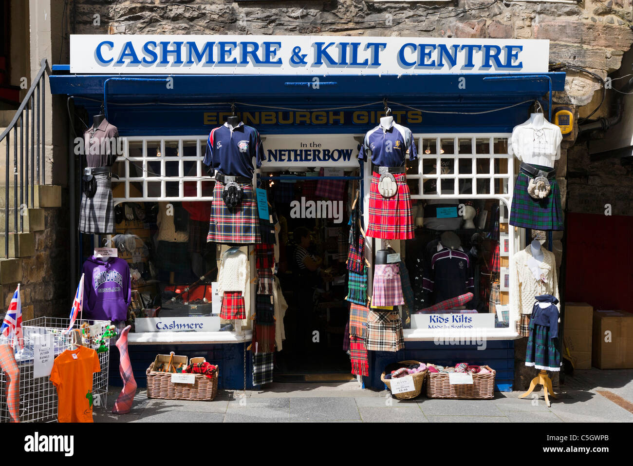 Negozio di vendita kilts su Canongate, Royal Mile di Edimburgo, Scozia, Regno Unito Foto Stock