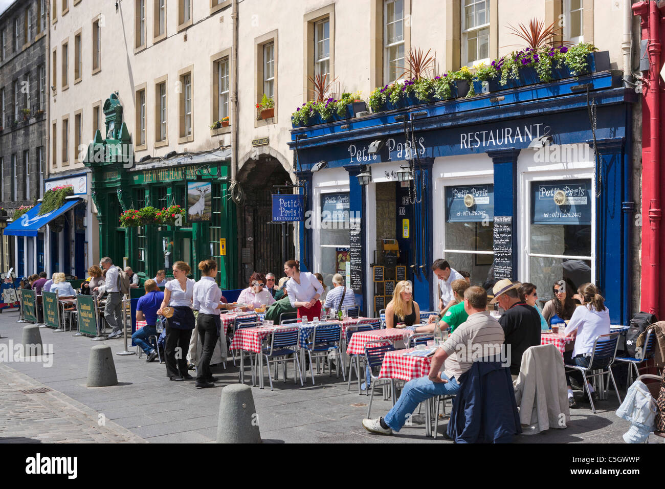 Caffetterie, bar e ristoranti sul Grassmarket nel centro storico di Edimburgo, Scozia, Regno Unito Foto Stock