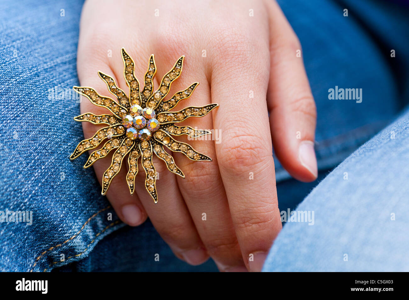 Sun ad anello sulla ragazza adolescente del dito. Foto Stock
