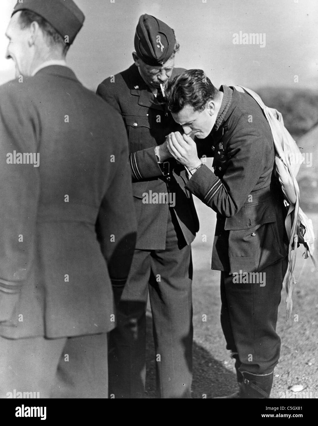 452 Squadrone RAAF a RAF Kenley 20 Settembre 1941.Volo Comandante Paddy Finucane accende una sigaretta dopo il ritorno dal combattimento Foto Stock