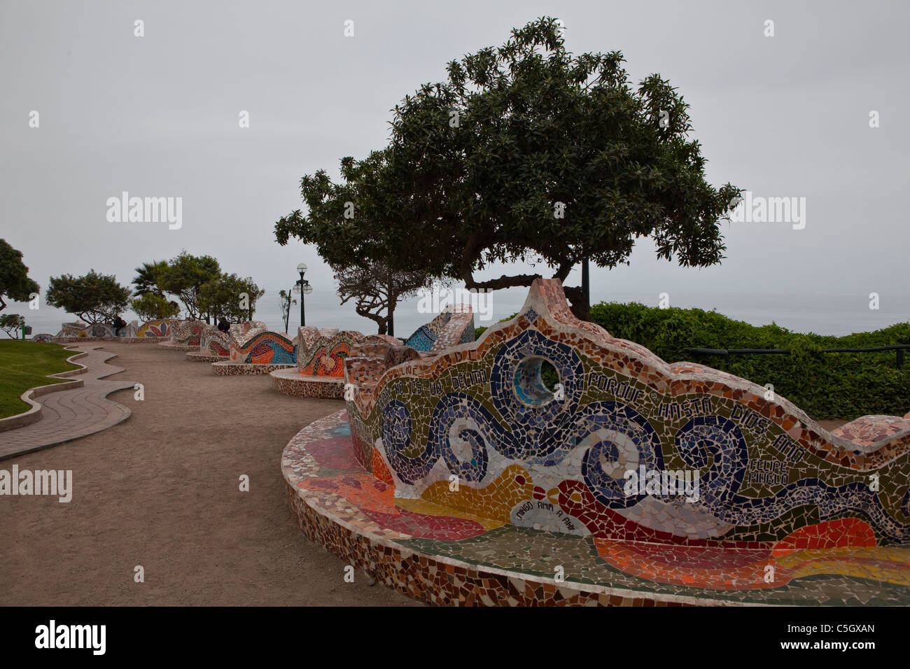 Piastrellate parete curva (ceramica e mosaico) in El Parque del Amor (Amore) parco affacciato sull'oceano, Miraflores Lima, Perù, Sud America Foto Stock