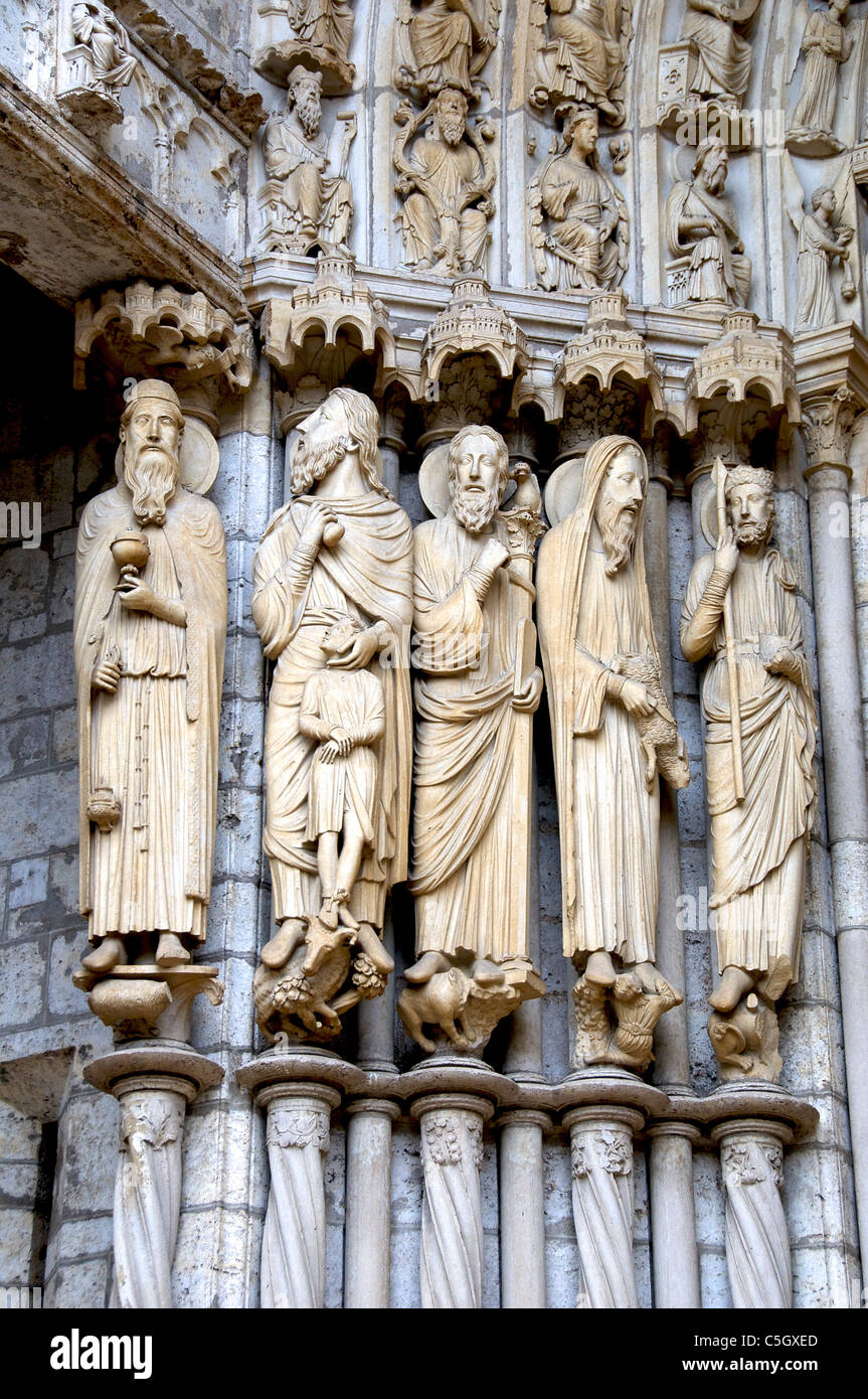 Scolpite figure dell'Antico Testamento Portale nord la cattedrale di Chartres Francia Foto Stock