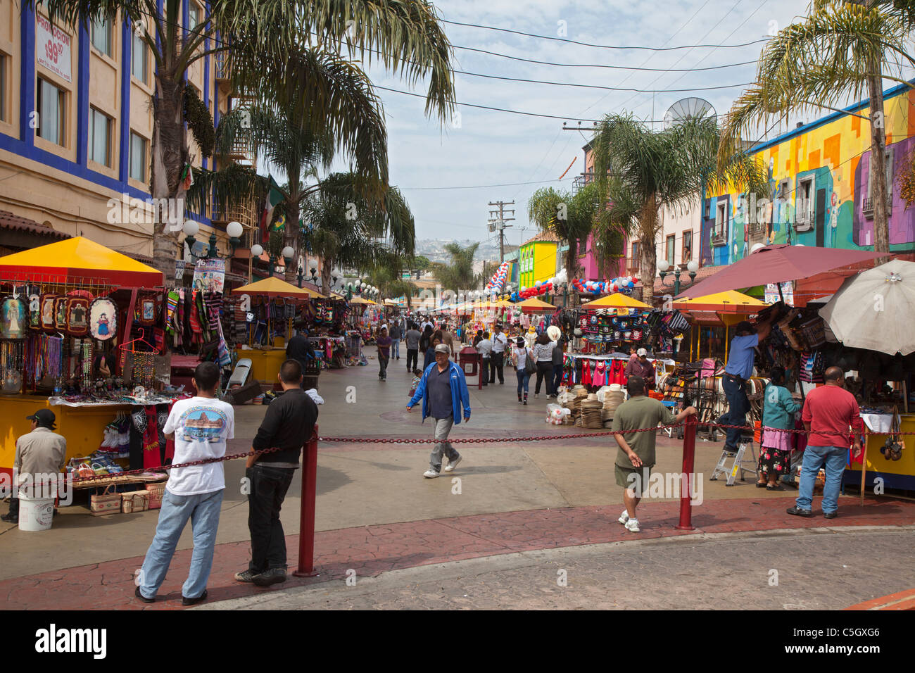 Tijuana, Messico - i piccoli commercianti che vendono souvenir nel centro cittadino di Tijuana. Foto Stock