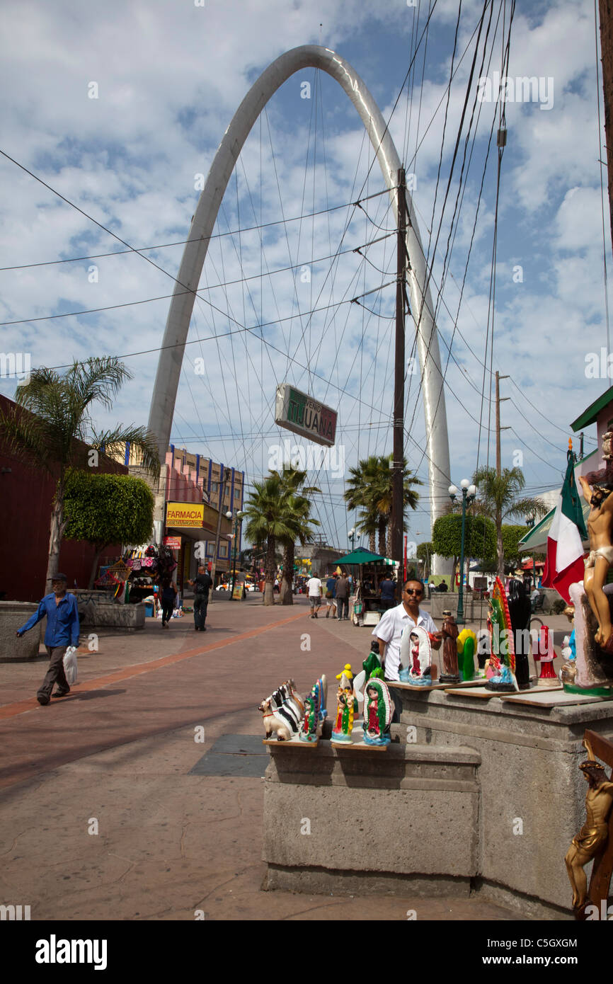 Tijuana, Messico - Il monumento arco nella vecchia area del centro cittadino di Tijuana. Foto Stock