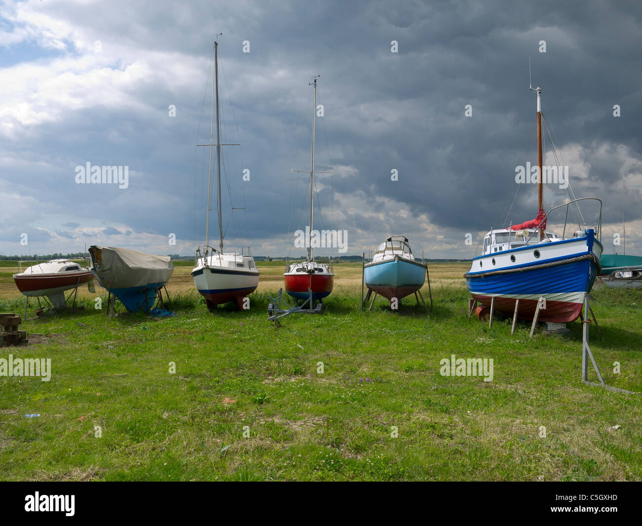 Imbarcazioni da diporto puntellato su erba a Aldeburgh Suffolk Foto Stock