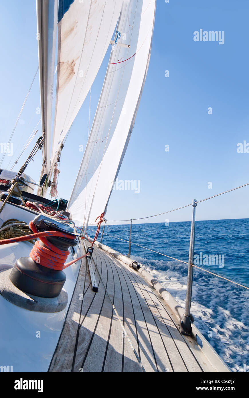 Yacht a vela in mare nella giornata di sole Foto Stock