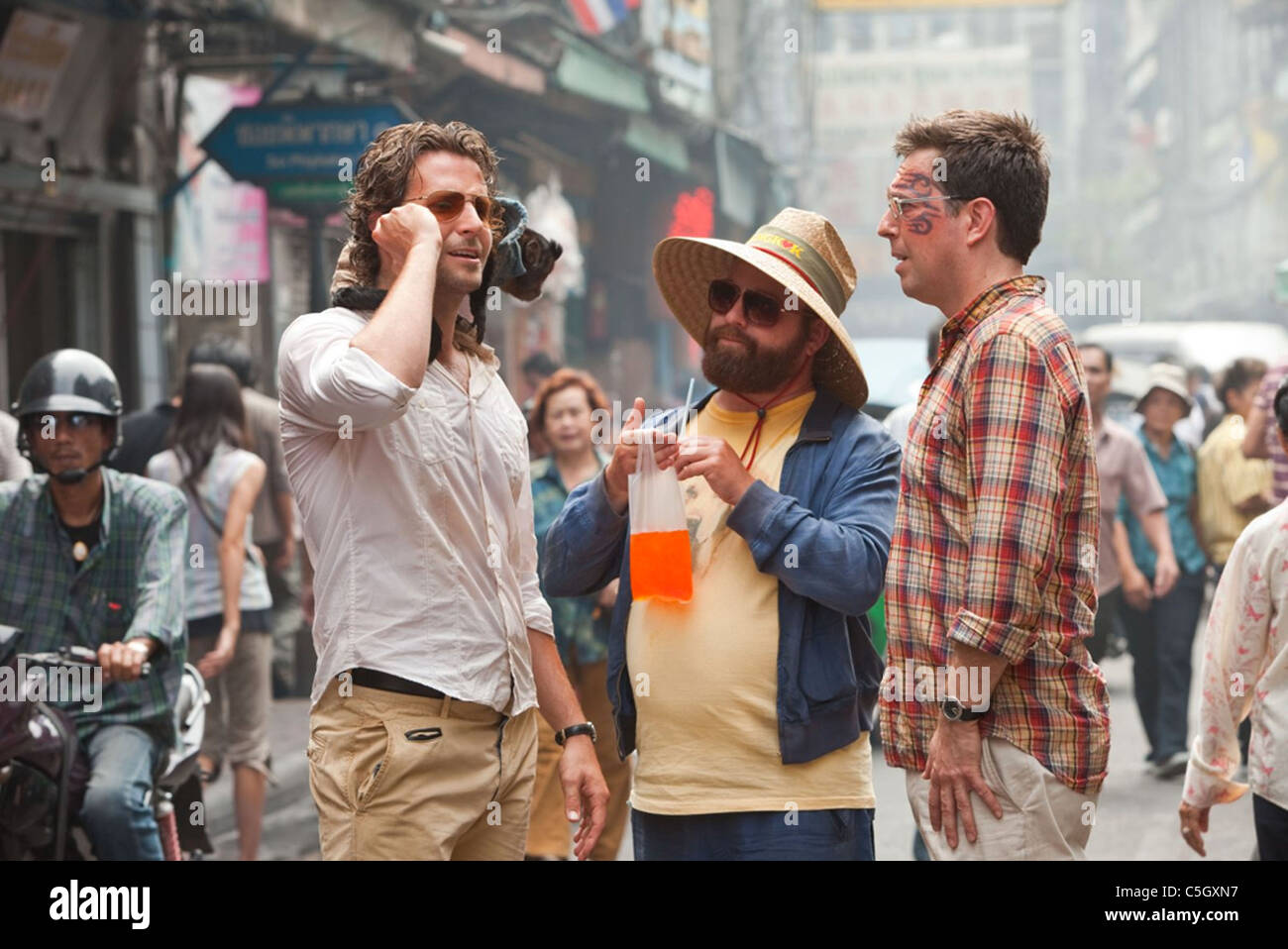 La sbornia PARTE II 2011 Warner Bros film Da sinistra: Bradley Cooper, Zach Galifianakis ed Ed Helms. Foto Melinda Sue Gordon Foto Stock