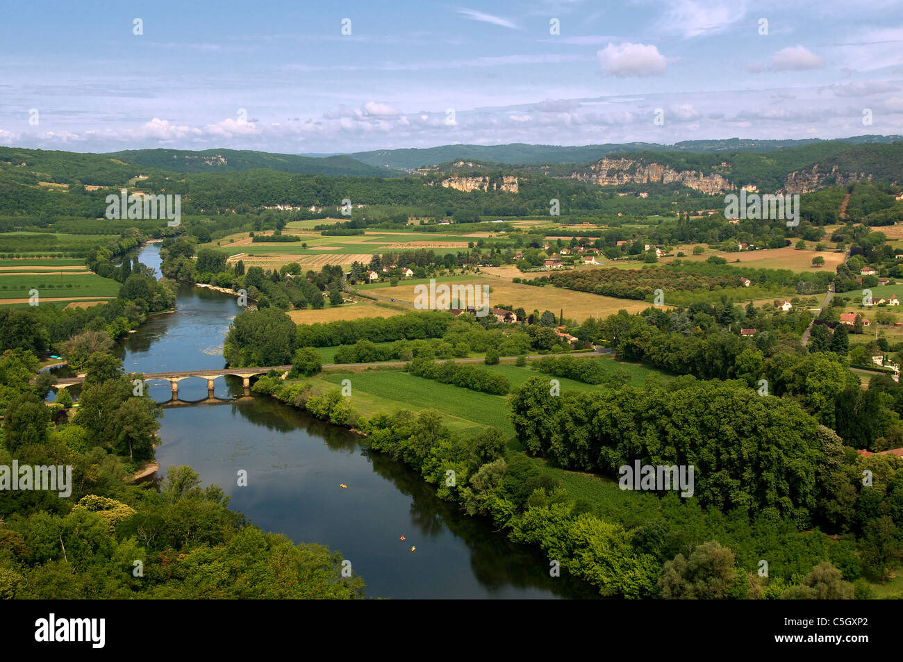 Uccelli-eye vista del fiume Dordogne e fertile vallata da Domme Aquitaine Francia Foto Stock