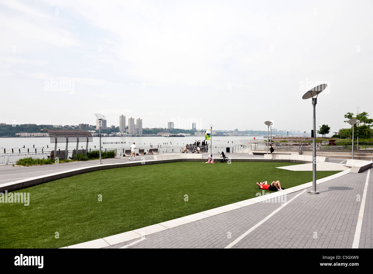 Una tranquilla giornata in Riverside Park ora una parte del Fiume Hudson River Park di New York City con ampia vista vista fiume Hudson & New Jersey Palisades Foto Stock